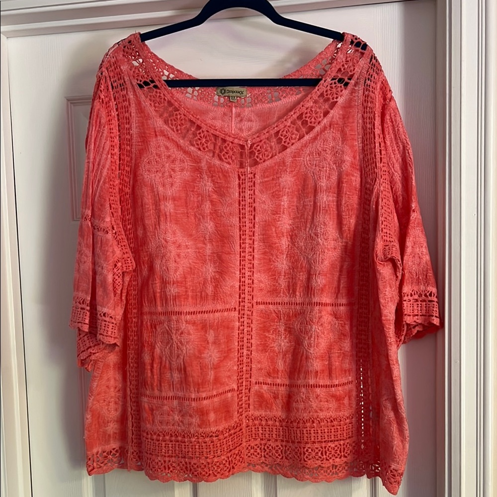 Democracy top. 2x. 100% cotton. Crocheted inserts. Apricot.